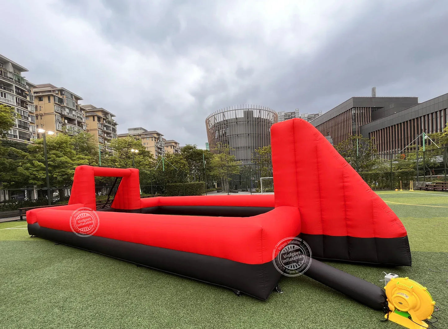 Outdoor Giant Inflatable Soccer Field Inflatable Football & Soccer Pitch Court for School Playground/Family/Team Games